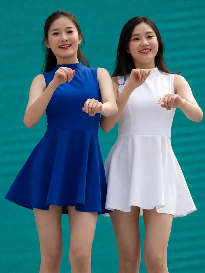 两名虚构成年亚洲女性穿不透明蓝白舞台短裙并肩跳舞